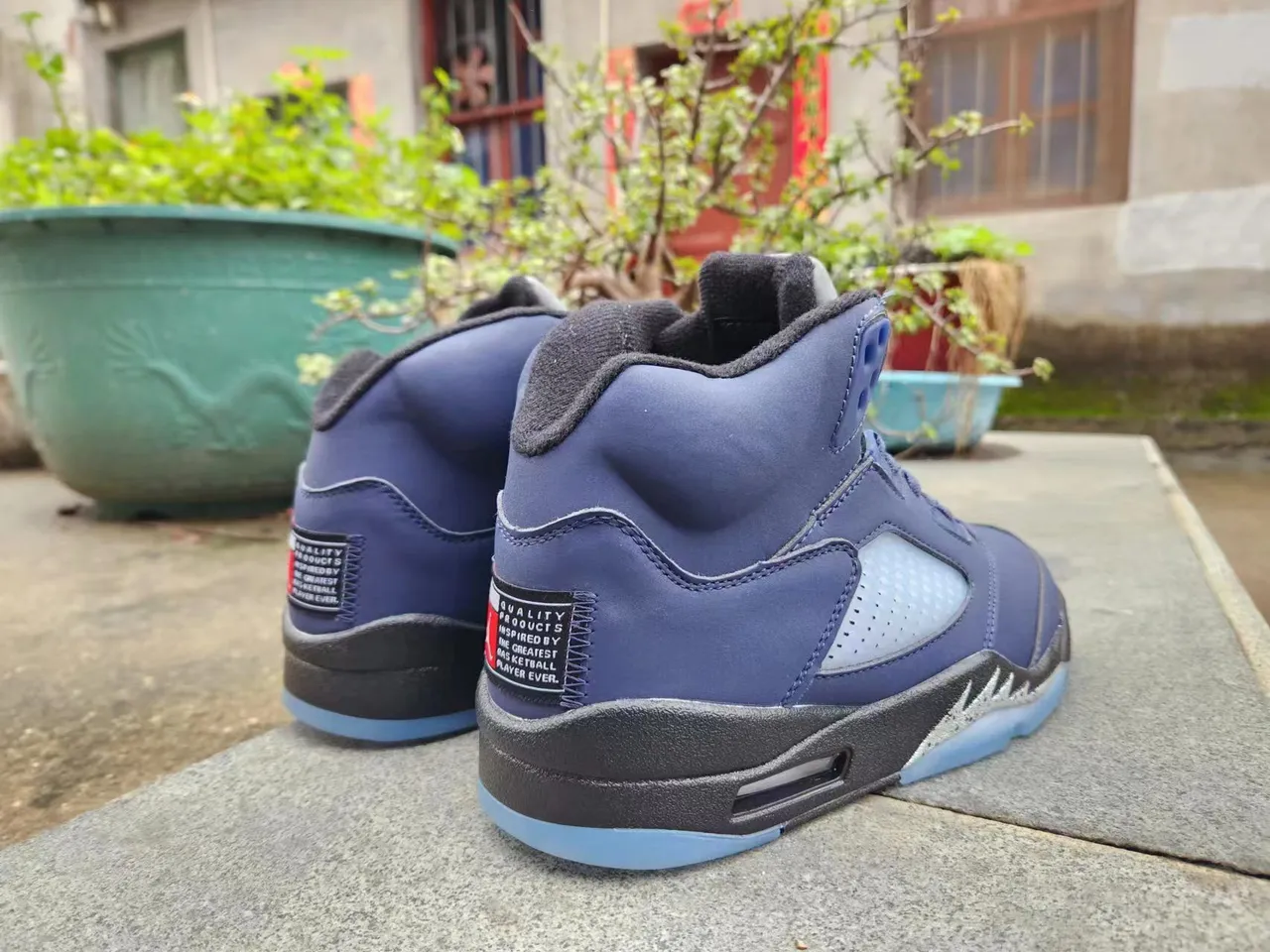 Chaussures de basketball Air Jordan 5 bleu profond et noir à semelle extérieure translucide 4