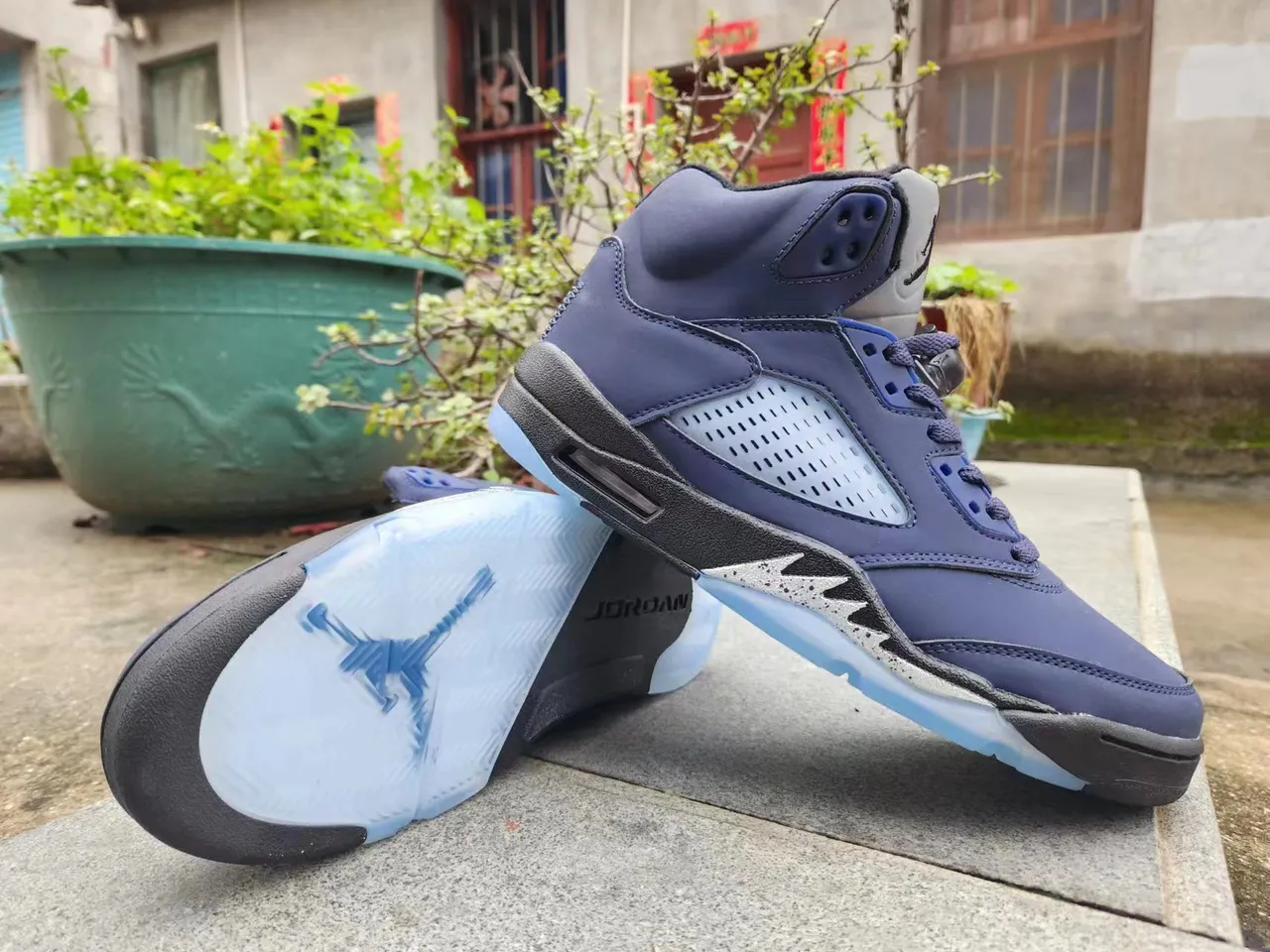 Chaussures de basketball Air Jordan 5 bleu profond et noir à semelle extérieure translucide 5