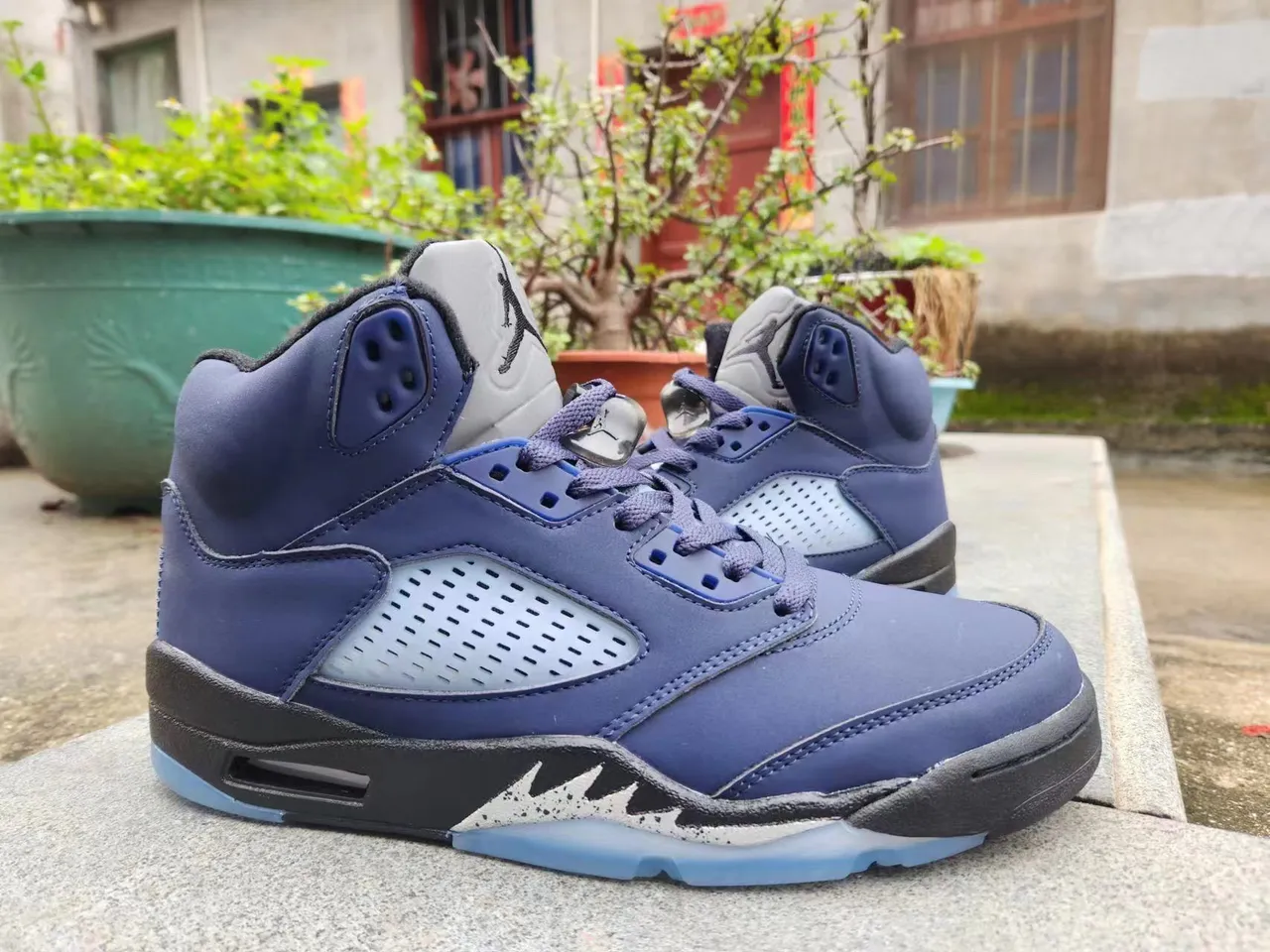 Chaussures de basketball Air Jordan 5 bleu profond et noir à semelle extérieure translucide 6