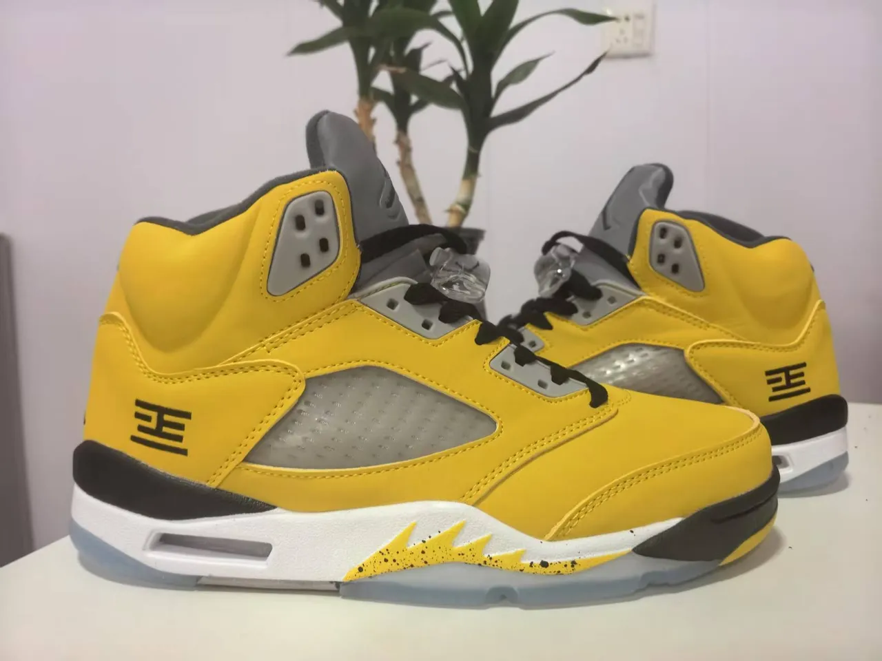 Air Jordan 5 Chaussures de basketball jaune noir blanc 3