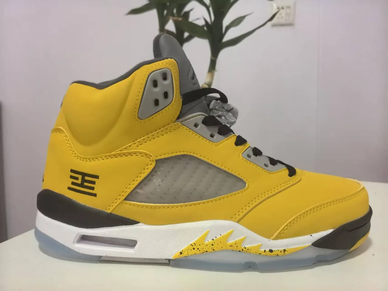 Air Jordan 5 Chaussures de basketball jaune noir blanc 4