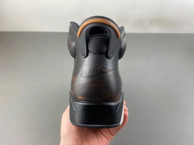 Chaussures de basketball Air Jordan 6 effet vieilli noir et marron patine 4