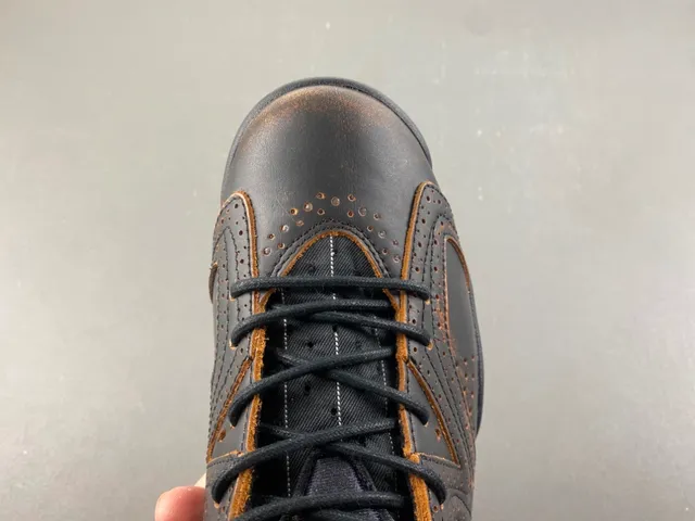 Chaussures de basketball Air Jordan 6 effet vieilli noir et marron patine 5
