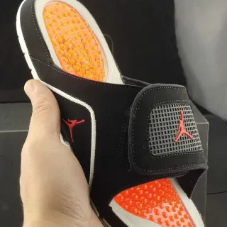Air Jordan काले और नारंगी साबर-जैसे अपर सफेद पाइपिंग ट्रिम स्लिपर्स