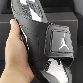 Air Jordan ब्लैक एंड व्हाइट सिंथेटिक अपर Jumpman लोगो स्लिपर्स