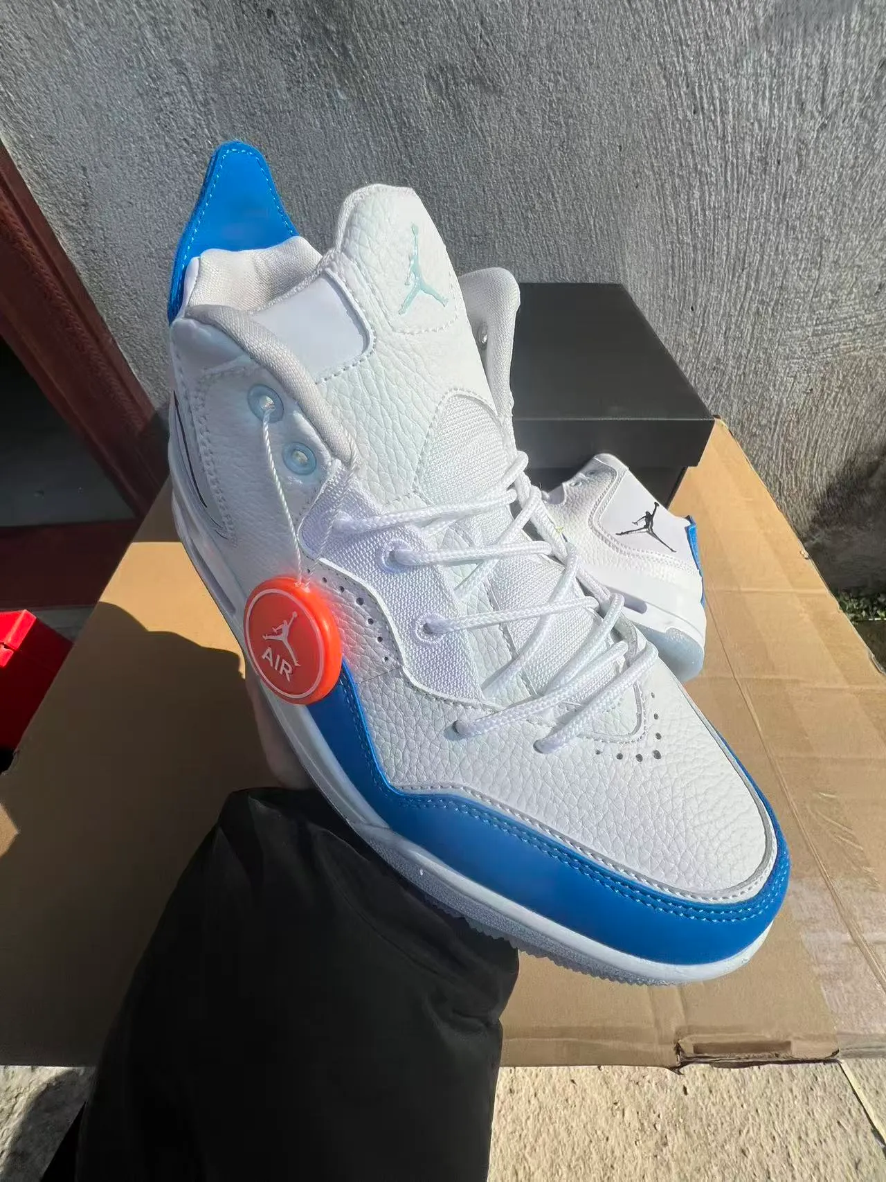 Tênis de basquete Air Jordan Legacy 312 branco e azul royal 2