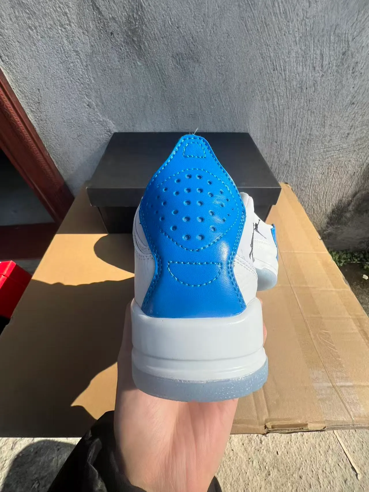 Tênis de basquete Air Jordan Legacy 312 branco e azul royal 8