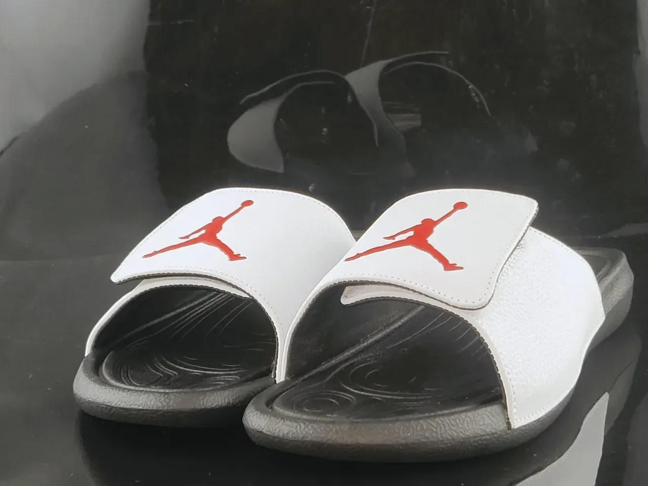 Air Jordan Slide Blancs et Noirs Semelle en Caoutchouc Moulée Outsole Texturisée Sandales 2