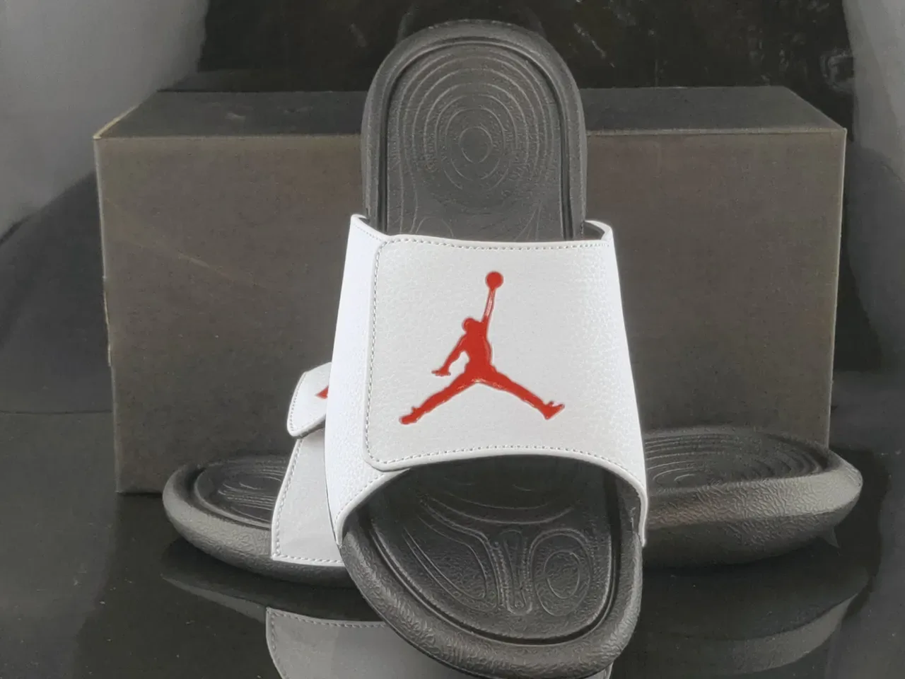 Air Jordan Slide Blancs et Noirs Semelle en Caoutchouc Moulée Outsole Texturisée Sandales 3