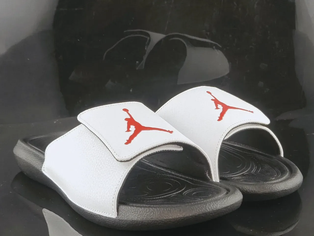 Air Jordan Slide Blancs et Noirs Semelle en Caoutchouc Moulée Outsole Texturisée Sandales 4