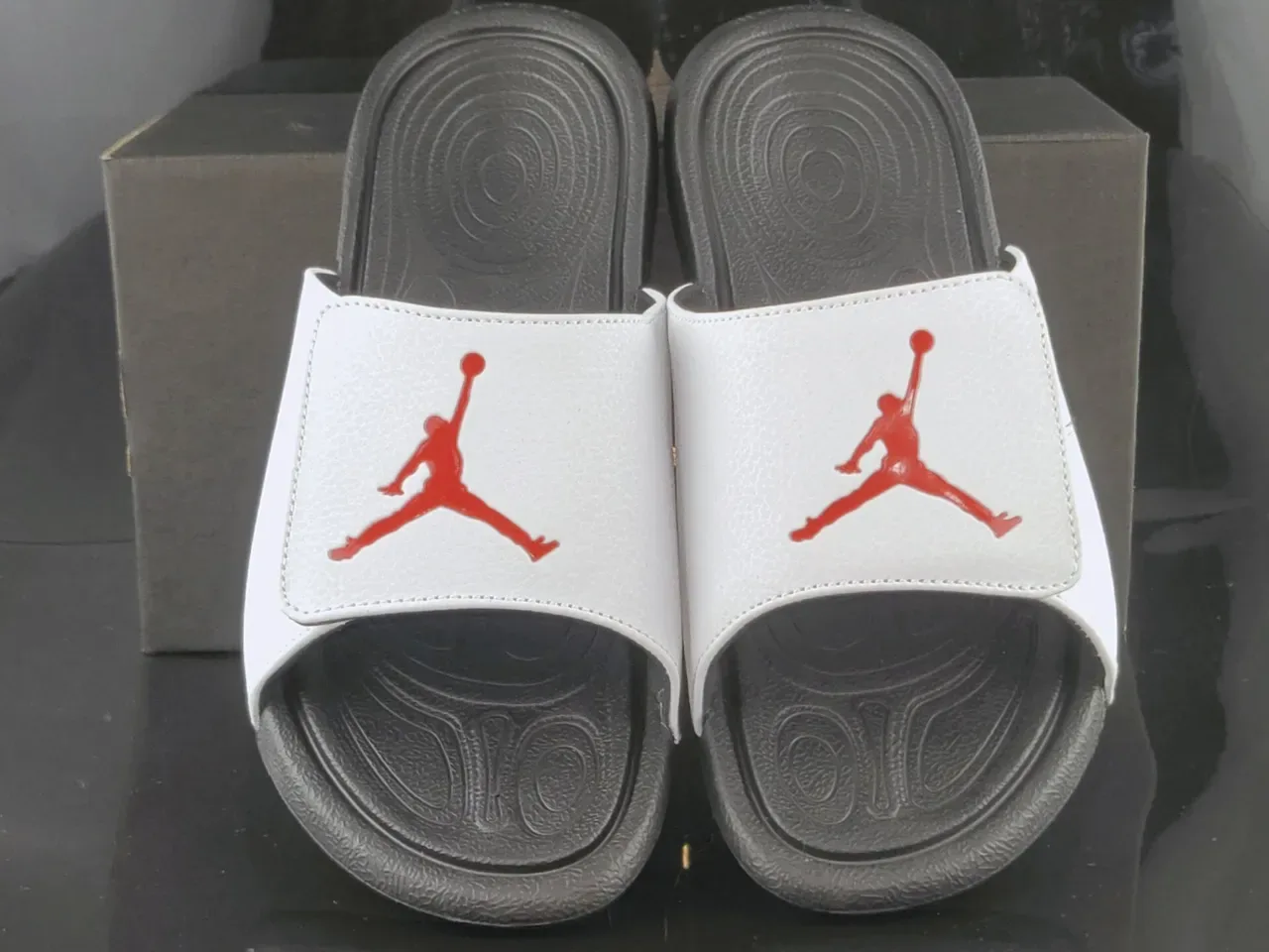 Air Jordan Slide Blancs et Noirs Semelle en Caoutchouc Moulée Outsole Texturisée Sandales 5