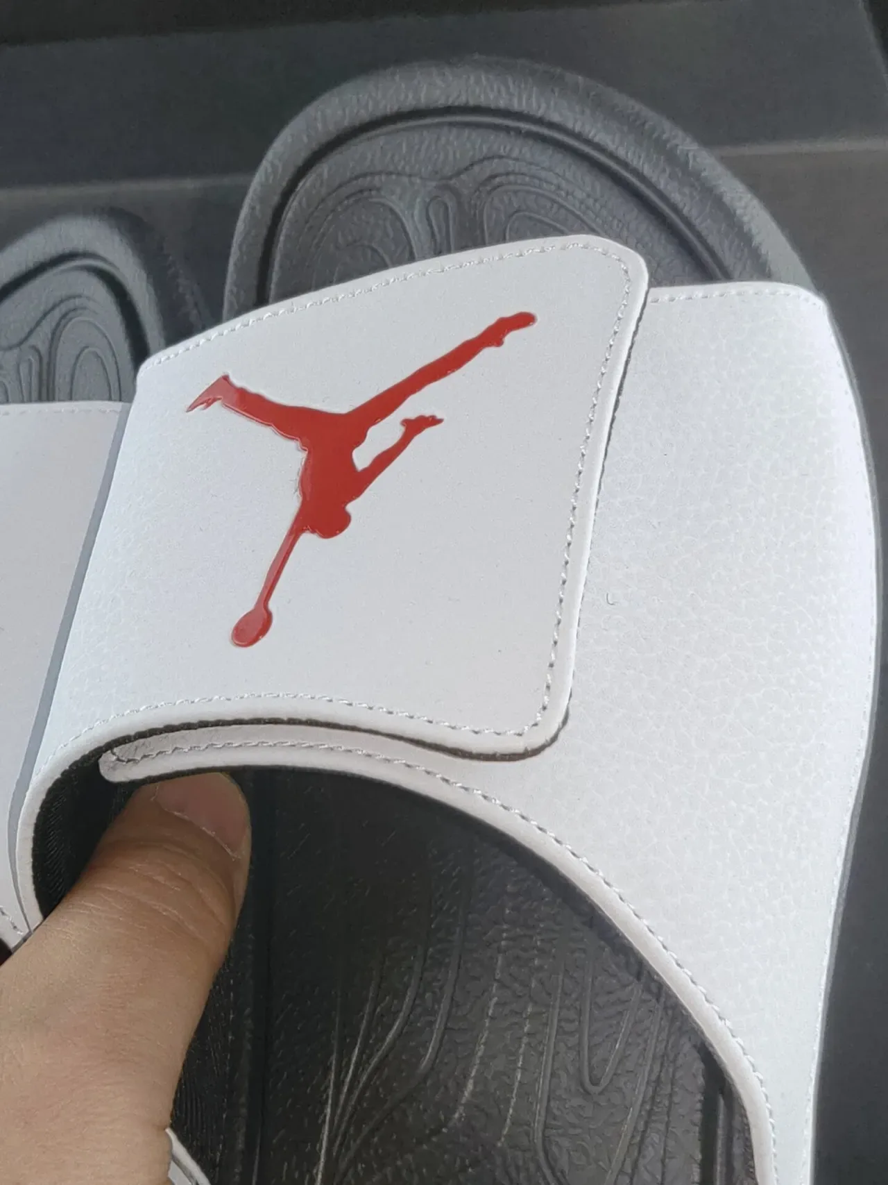Air Jordan Slide Blancs et Noirs Semelle en Caoutchouc Moulée Outsole Texturisée Sandales 6