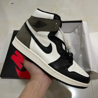 Air Jordan 白黑高帮皮革和麂皮篮球鞋