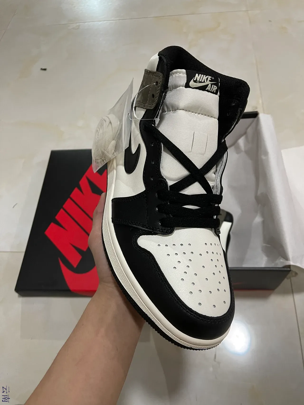 Air Jordan Chaussures De Basketball Hautes En Cuir Et Daim Blanc Et Noir 2