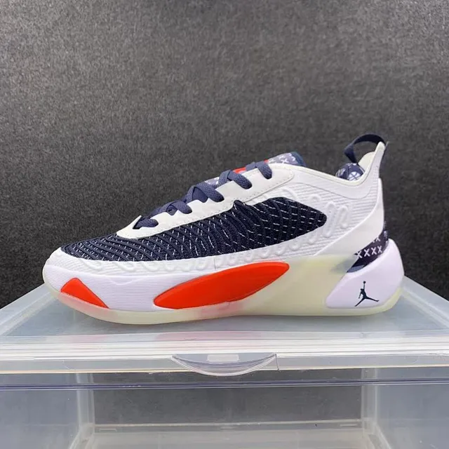 Chaussures de basketball Air Jordan XXXVIII avec empeigne en maille bleu marine et rouge et semelle intermédiaire sculptée 2