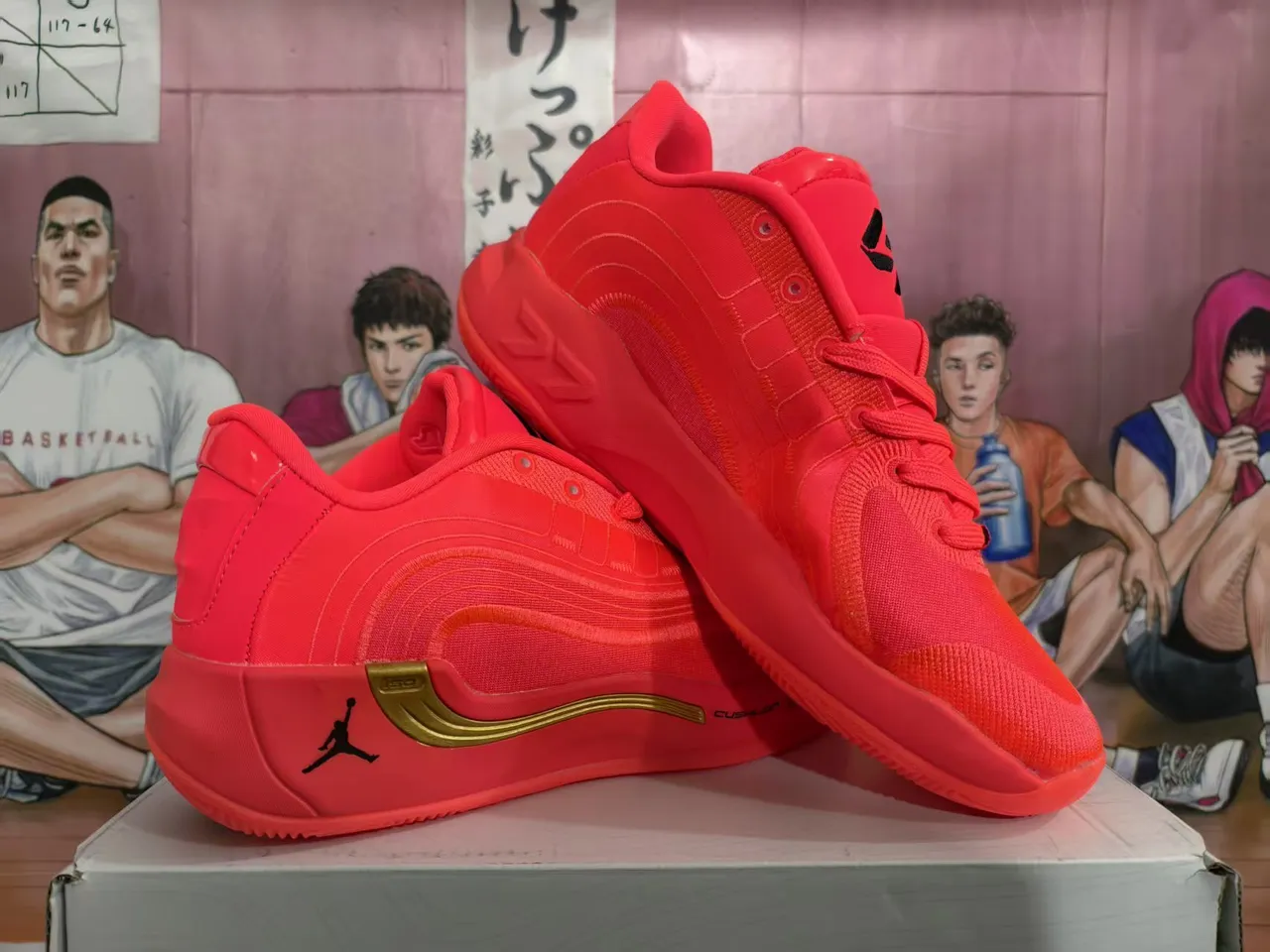Air Jordan XXXVIII أحذية كرة سلة أحادية اللون باللونين الأحمر والذهبي 2