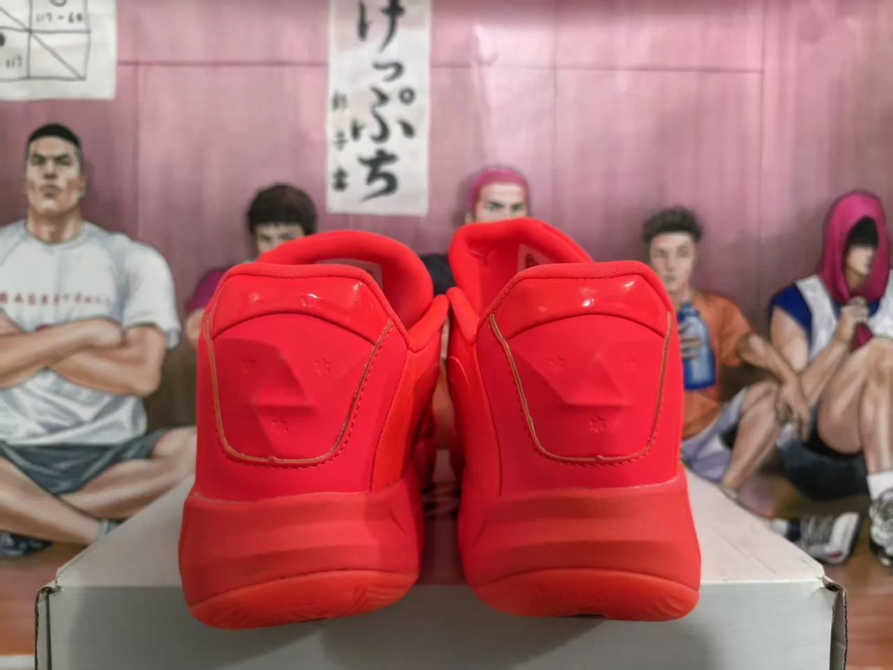 Air Jordan XXXVIII أحذية كرة سلة أحادية اللون باللونين الأحمر والذهبي 4