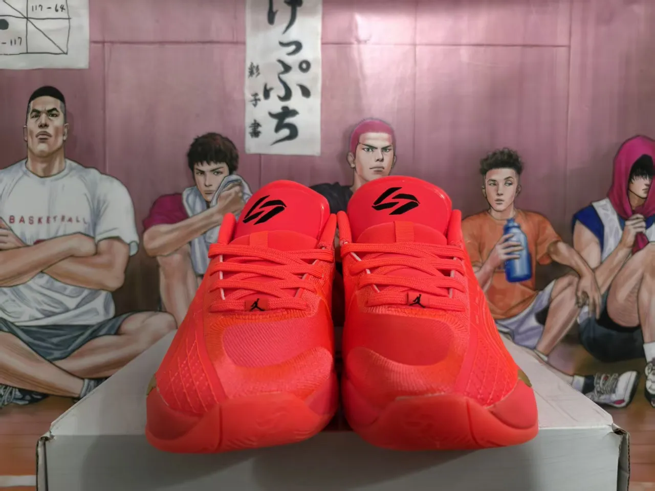 Air Jordan XXXVIII أحذية كرة سلة أحادية اللون باللونين الأحمر والذهبي 5