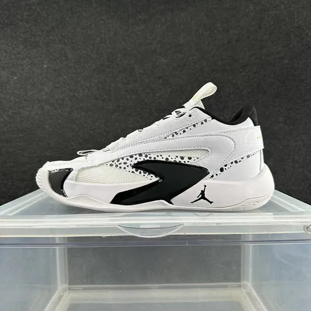Tênis de basquete Air Jordan XXXVIII de cano baixo branco e preto com painéis em mesh salpicado 2