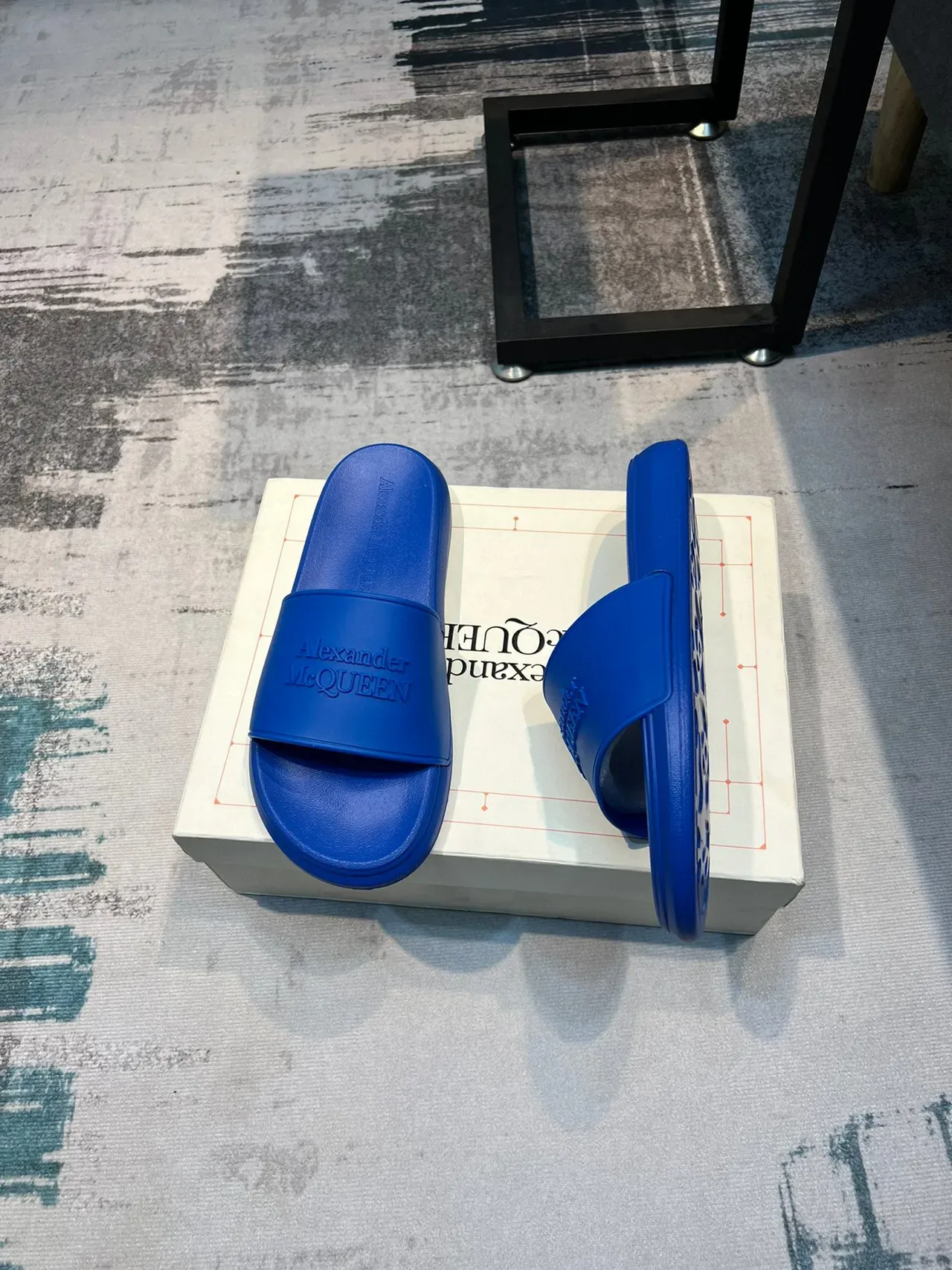 Alexander McQueen নীল মোল্ডেড রাবার স্লাইড স্লিপার্স 4