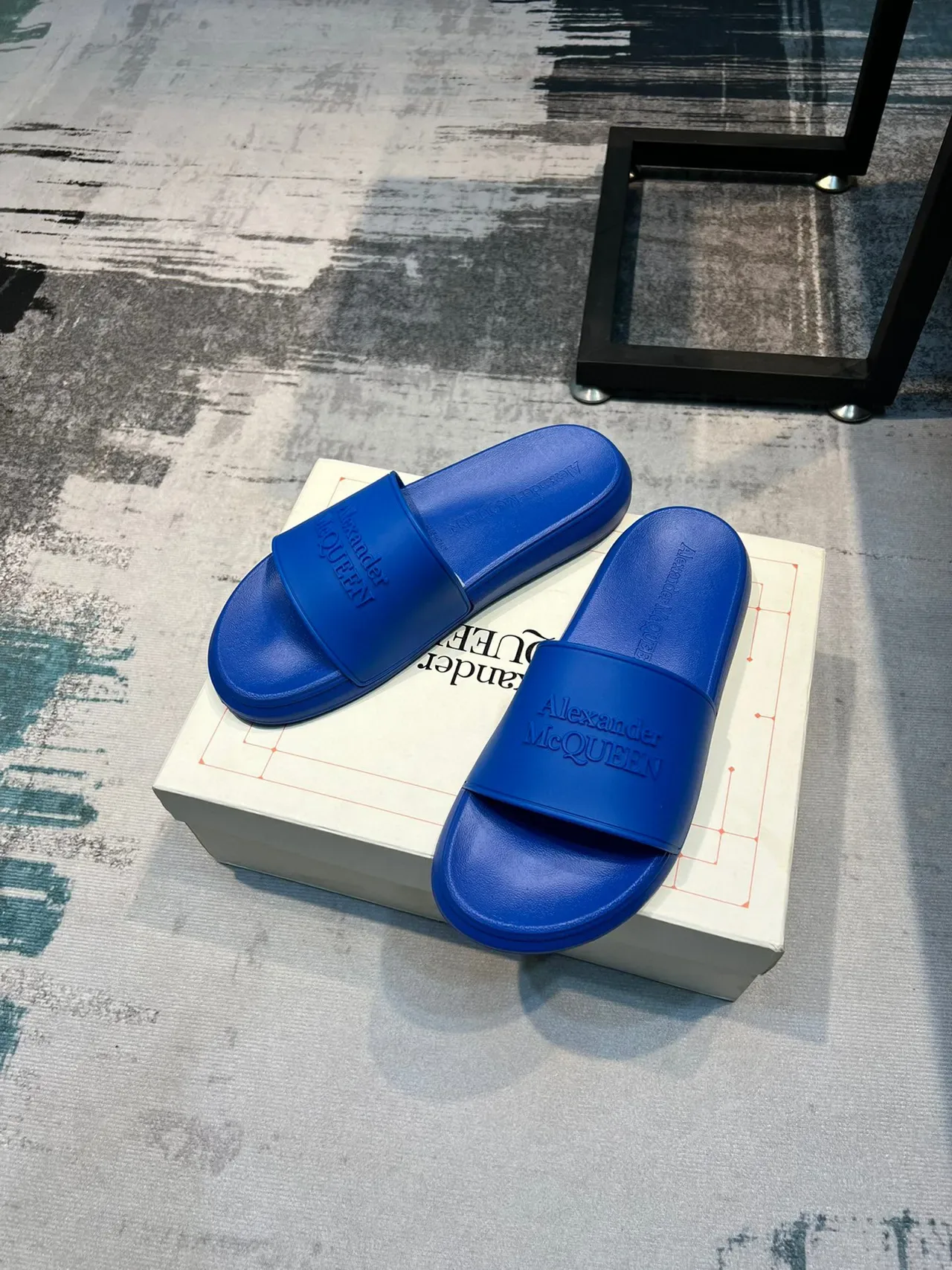 Alexander McQueen নীল মোল্ডেড রাবার স্লাইড স্লিপার্স 5