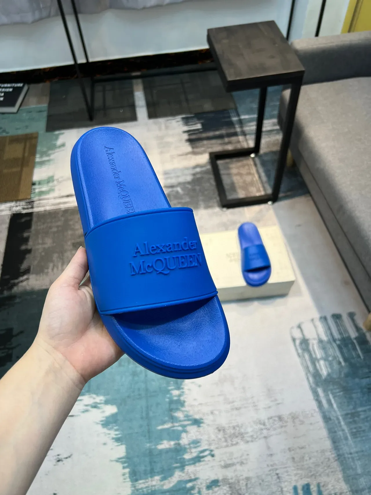 Alexander McQueen নীল মোল্ডেড রাবার স্লাইড স্লিপার্স 6