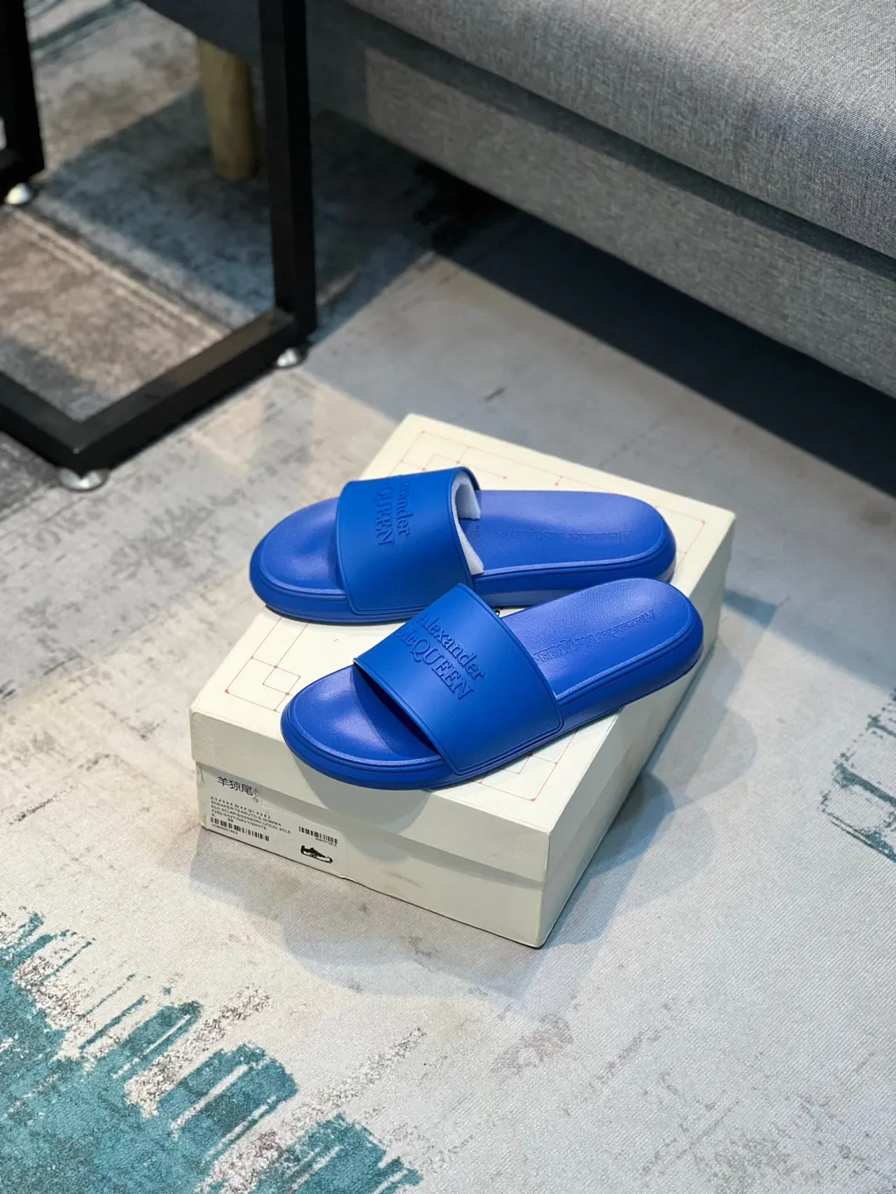 Alexander McQueen নীল মোল্ডেড রাবার স্লাইড স্লিপার্স 8