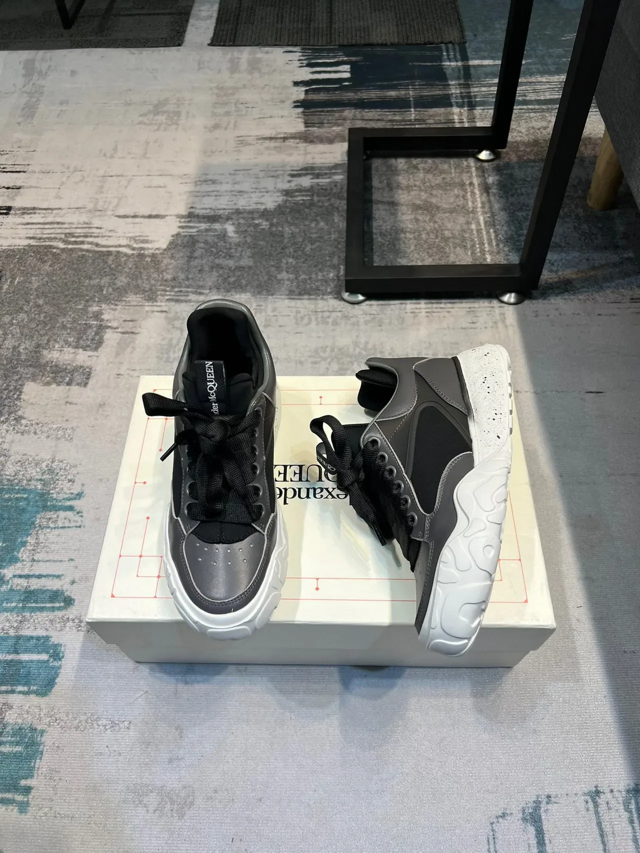 Alexander McQueen سنيكرز سميك أوفر سايز أسود وفضي رمادي 4