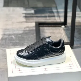 Alexander McQueen oversized sneaker काला और सफेद lifestyle sneakers