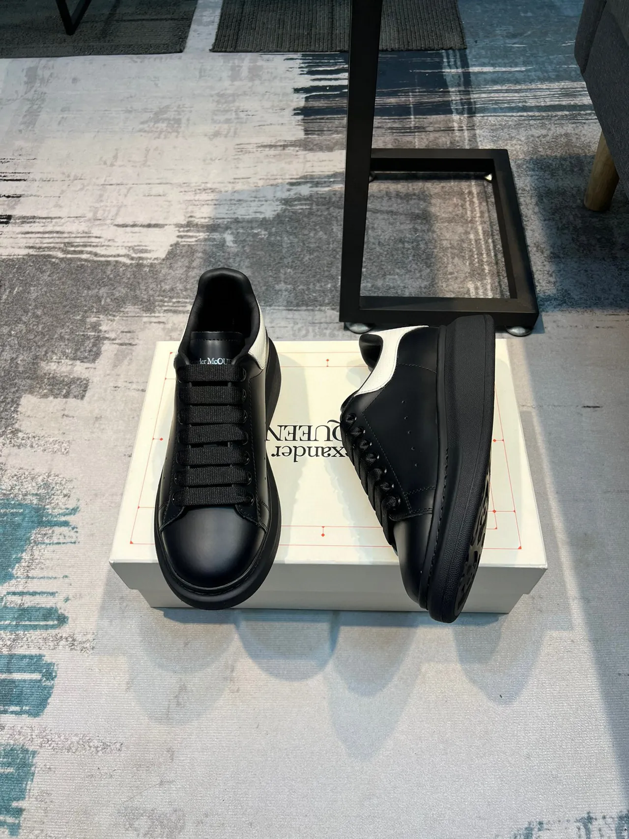Alexander McQueen Tênis Oversized Preto e Branco Estilo de Vida 4