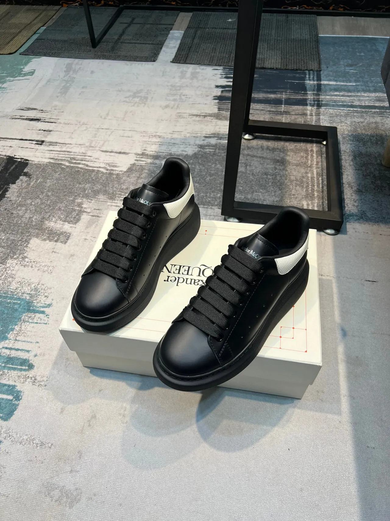 Alexander McQueen Tênis Oversized Preto e Branco Estilo de Vida 5