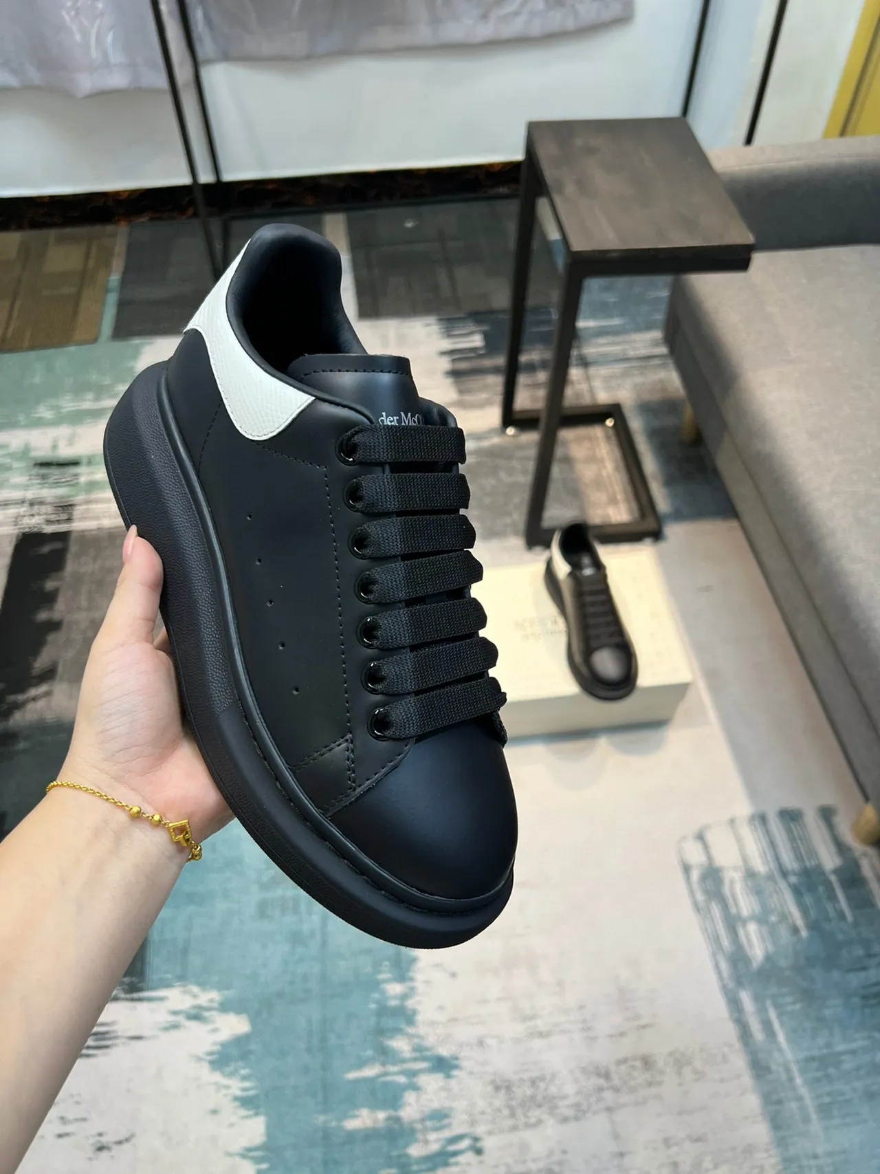 Alexander McQueen Tênis Oversized Preto e Branco Estilo de Vida 6