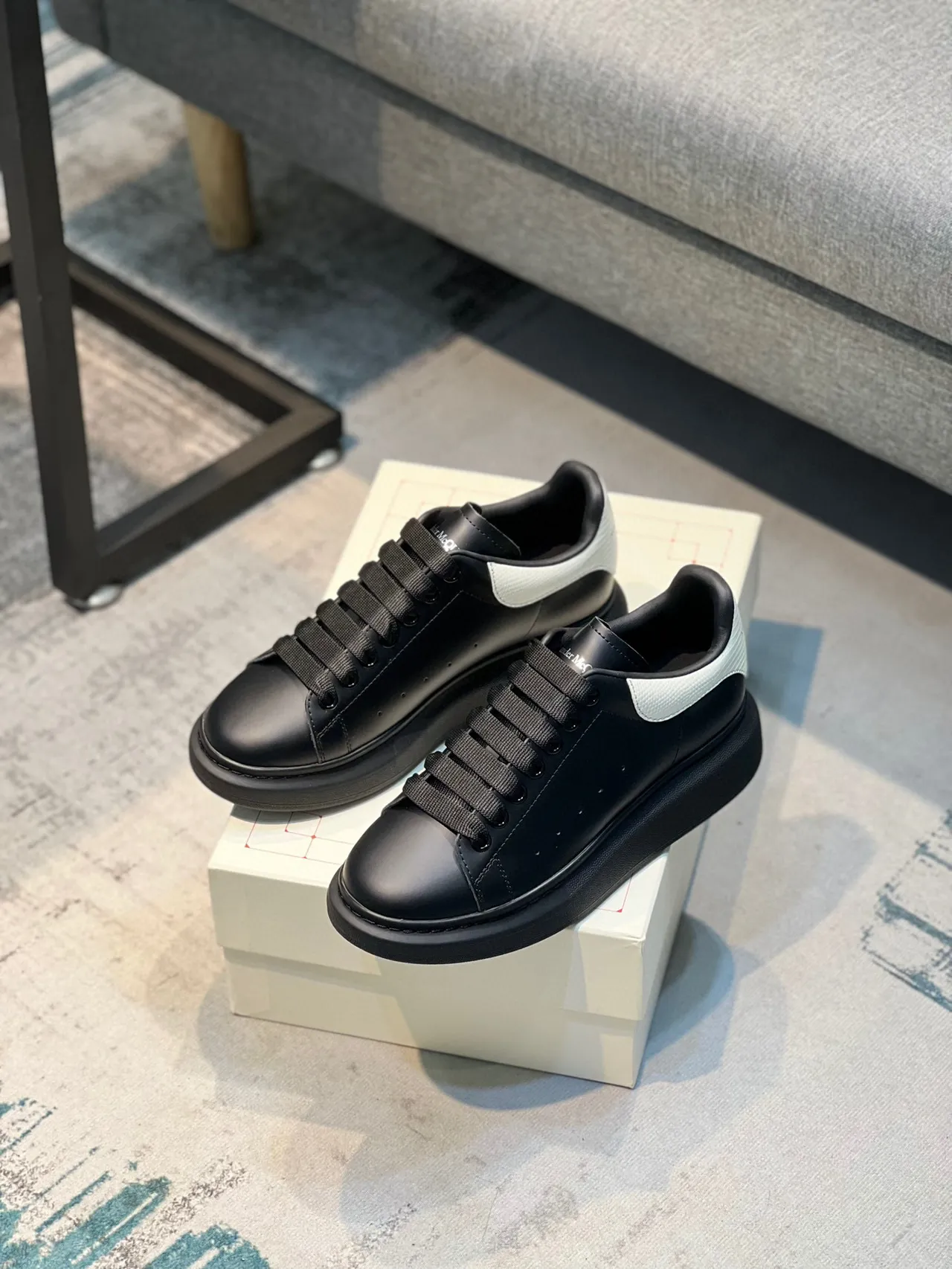 Alexander McQueen Tênis Oversized Preto e Branco Estilo de Vida 7