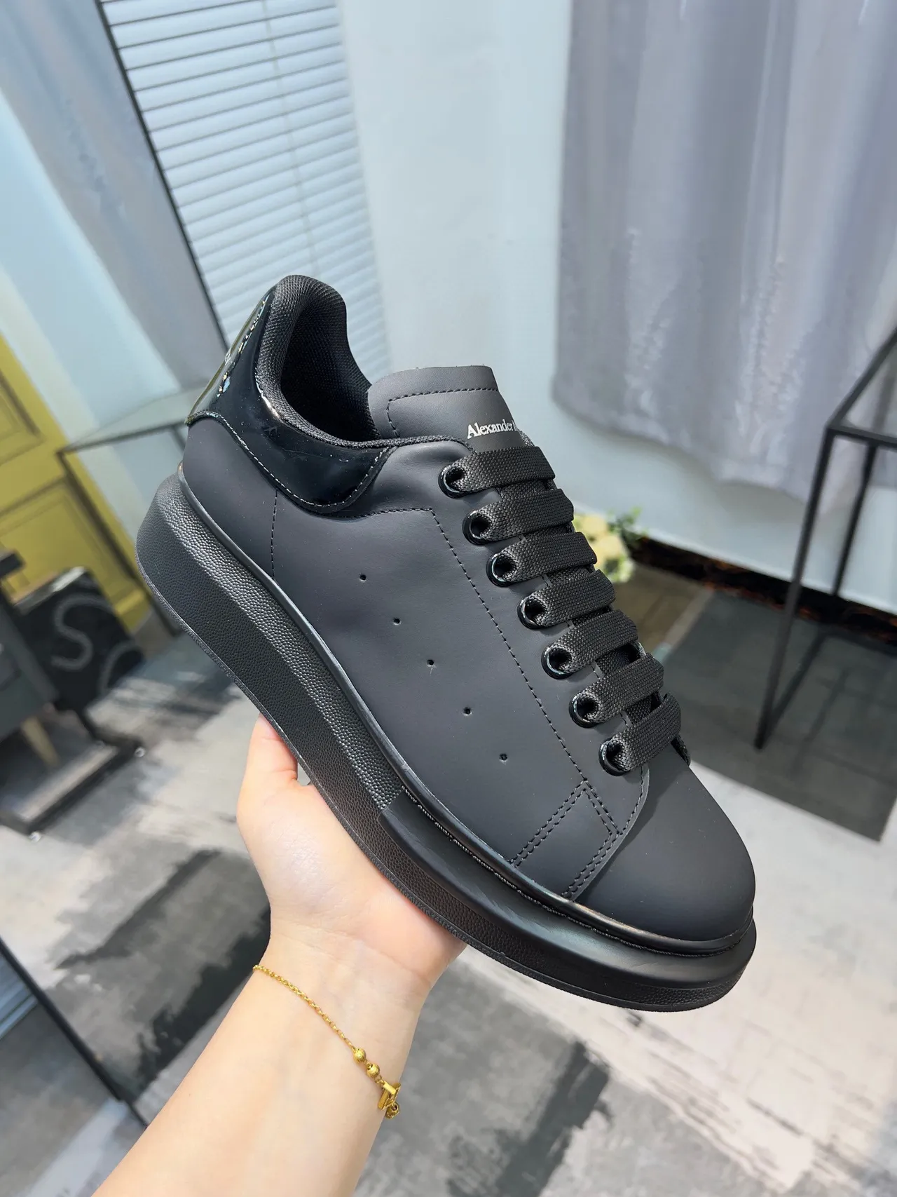 Alexander McQueen oversized 黑色生活方式运动鞋 6