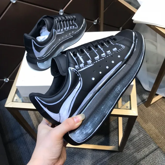 Alexander McQueen Tênis Oversized Preto Branco Sola Couro Mate Upper Lifestyle 3