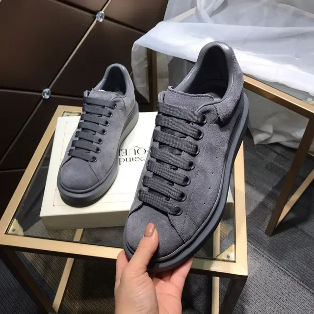 Alexander McQueen أحذية رياضية Oversized رمادي داكن سويدي Chunky 2