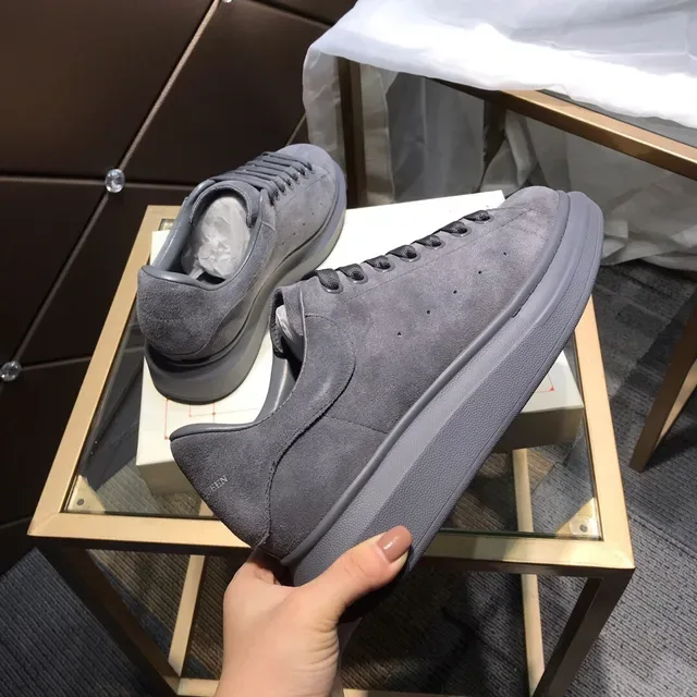 Alexander McQueen أحذية رياضية Oversized رمادي داكن سويدي Chunky 4