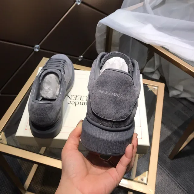 Alexander McQueen أحذية رياضية Oversized رمادي داكن سويدي Chunky 6