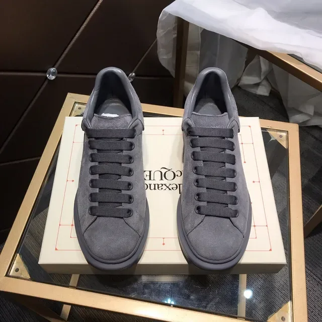 Alexander McQueen أحذية رياضية Oversized رمادي داكن سويدي Chunky 9