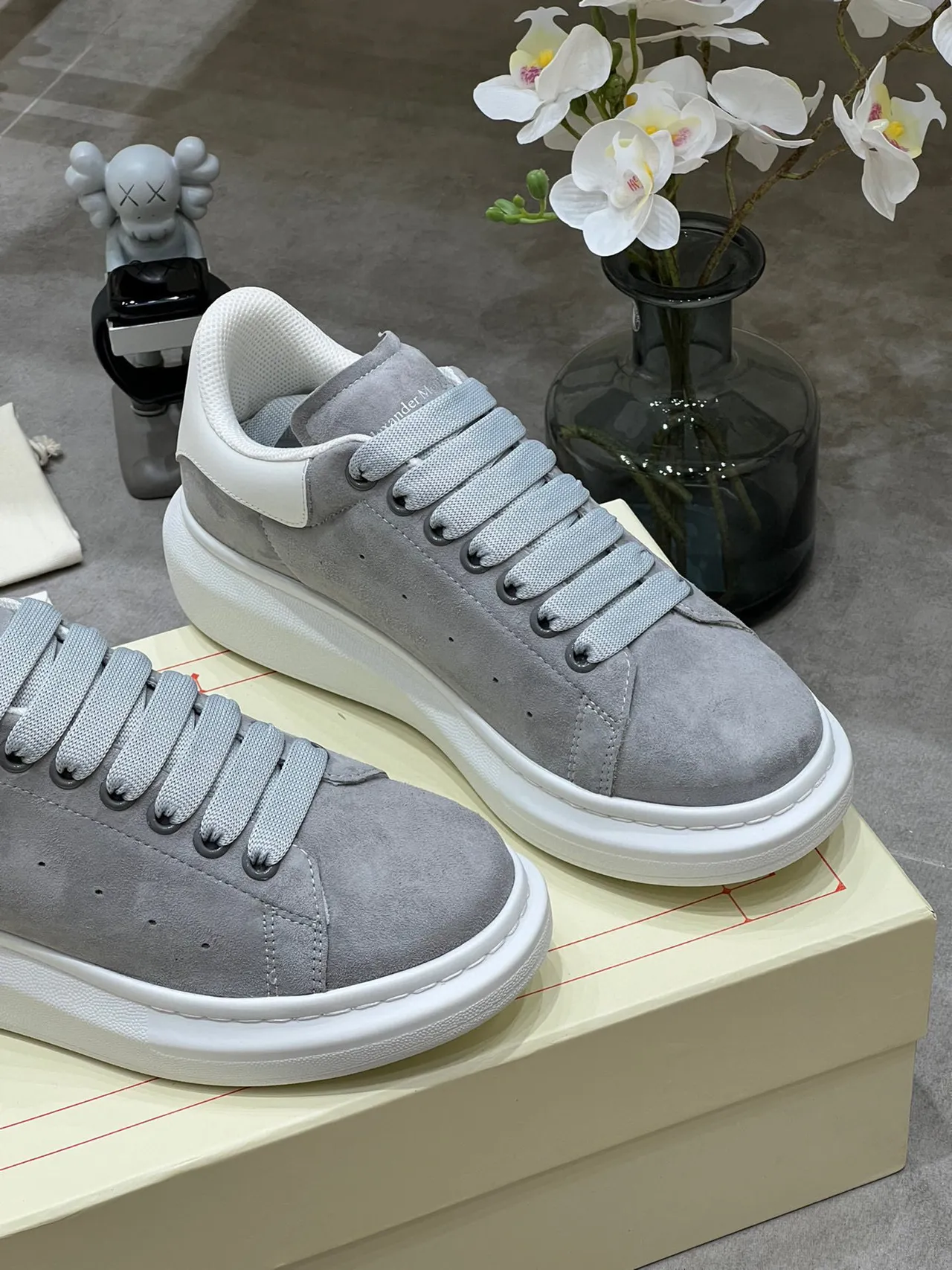Alexander McQueen Tênis oversized couro de camurça cinza sola branca sneakers lifestyle 2