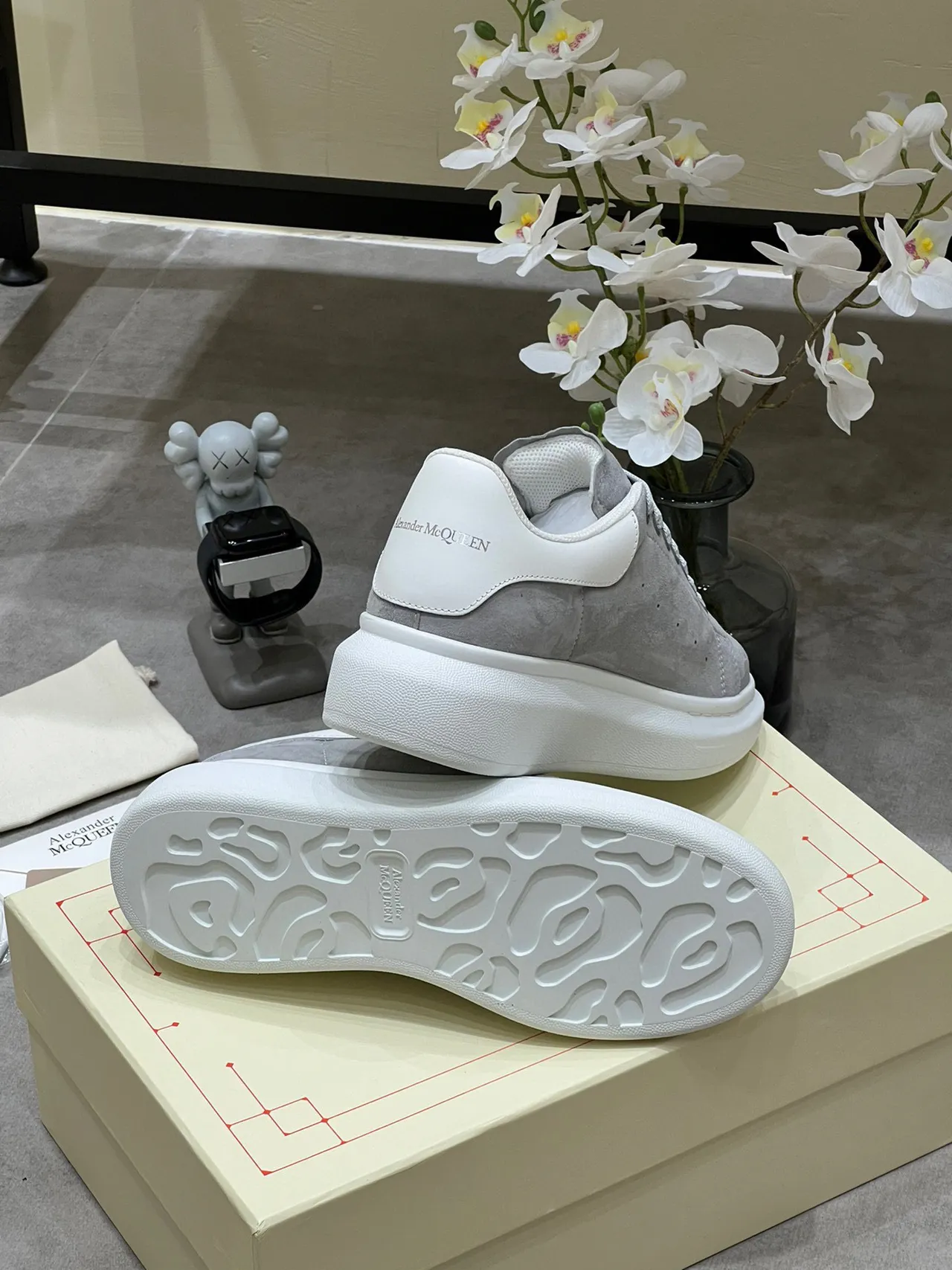 Alexander McQueen Tênis oversized couro de camurça cinza sola branca sneakers lifestyle 3
