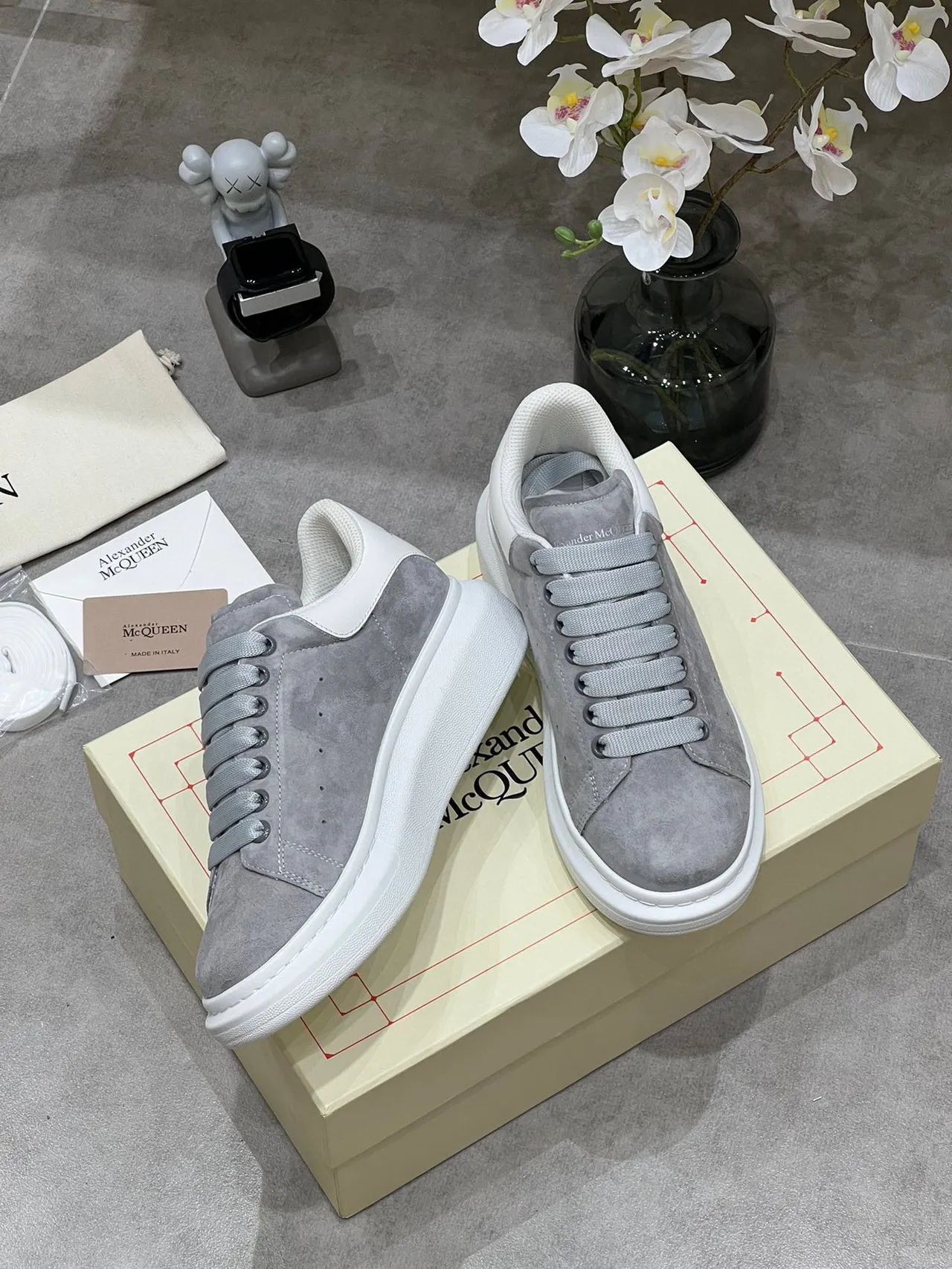Alexander McQueen Tênis oversized couro de camurça cinza sola branca sneakers lifestyle 4
