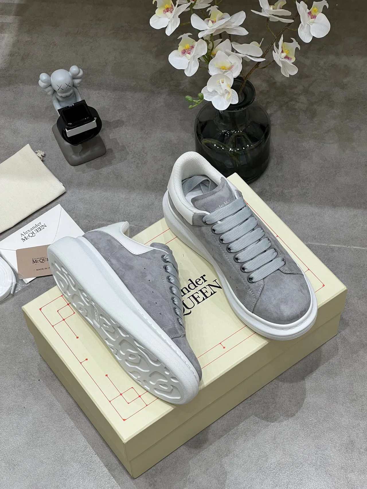 Alexander McQueen Tênis oversized couro de camurça cinza sola branca sneakers lifestyle 5