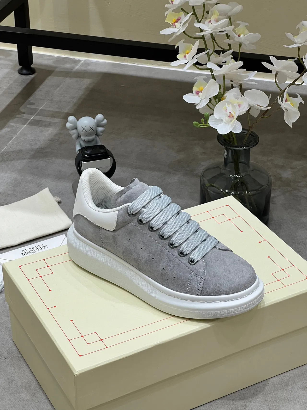 Alexander McQueen Tênis oversized couro de camurça cinza sola branca sneakers lifestyle 6