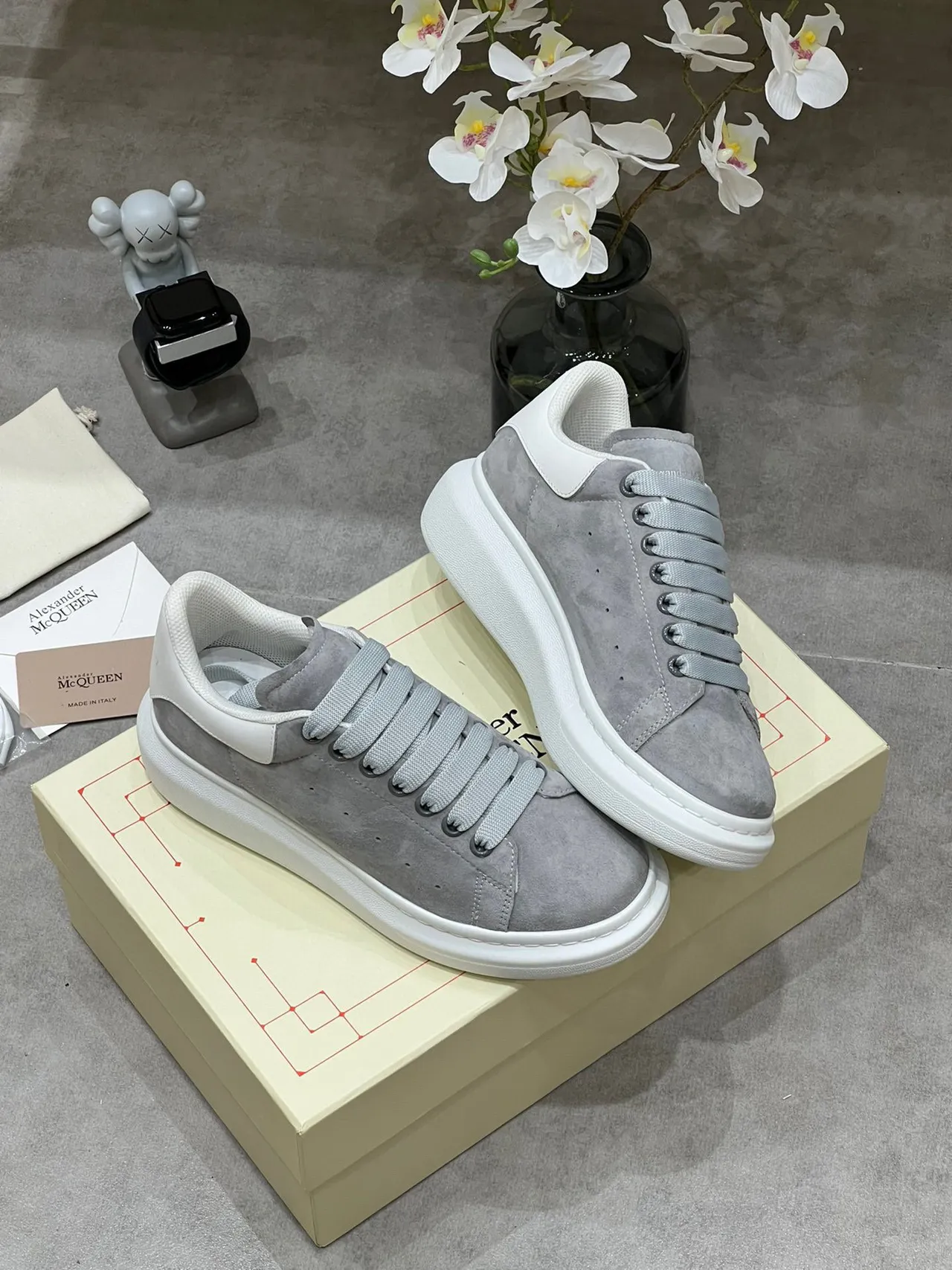 Alexander McQueen Tênis oversized couro de camurça cinza sola branca sneakers lifestyle 7