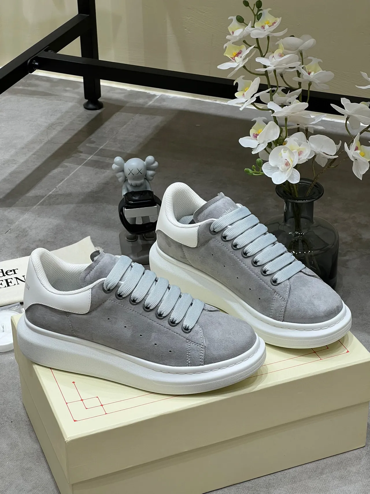 Alexander McQueen Tênis oversized couro de camurça cinza sola branca sneakers lifestyle 8