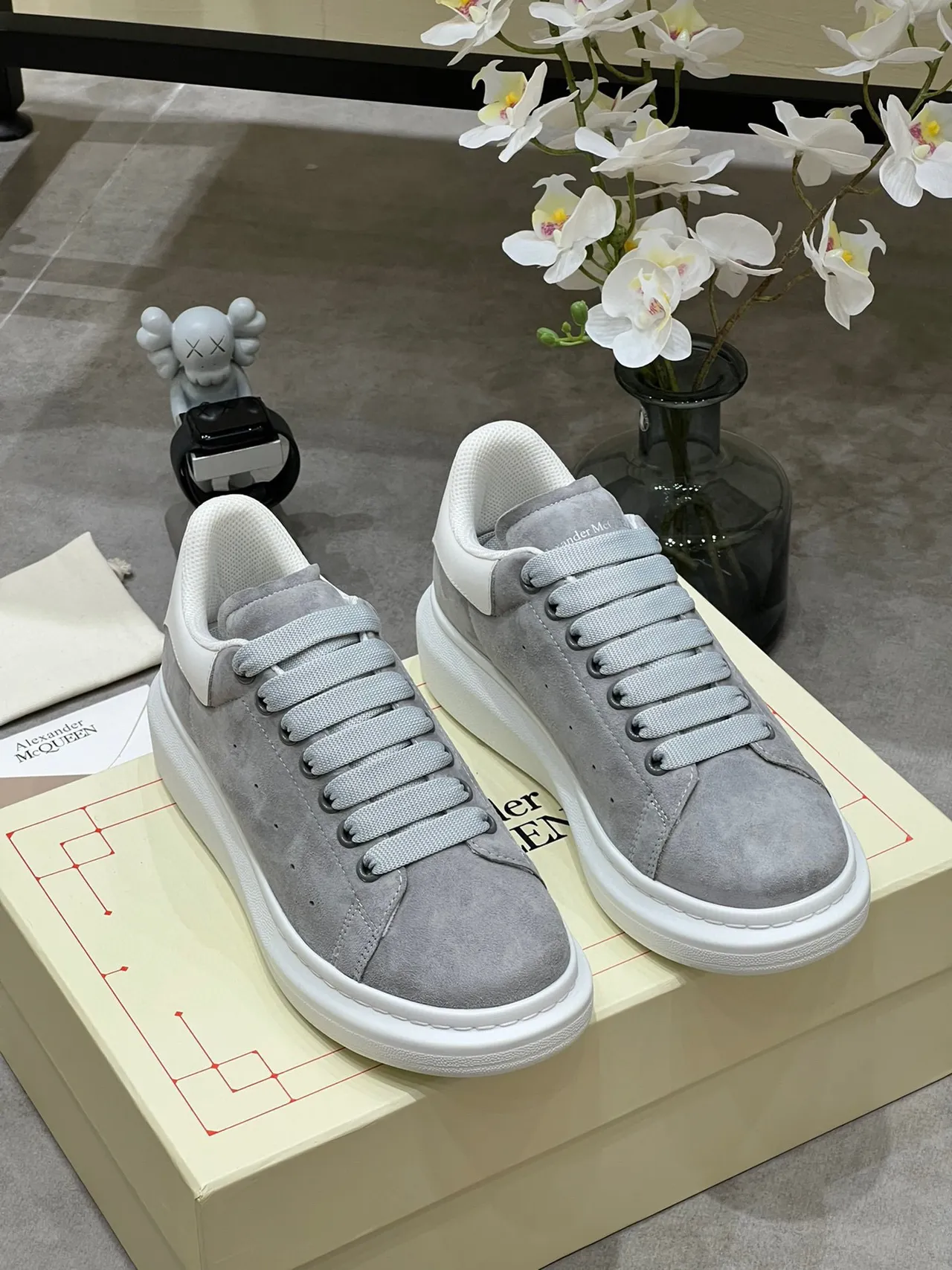 Alexander McQueen Tênis oversized couro de camurça cinza sola branca sneakers lifestyle 9