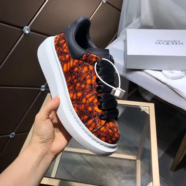 Alexander McQueen Tênis Oversized Laranja Couro Trincado Estilo de Vida 2