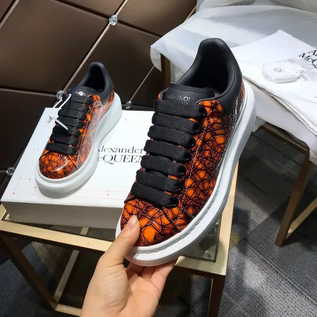 Alexander McQueen Tênis Oversized Laranja Couro Trincado Estilo de Vida 3