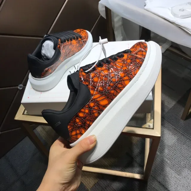 Alexander McQueen Tênis Oversized Laranja Couro Trincado Estilo de Vida 5